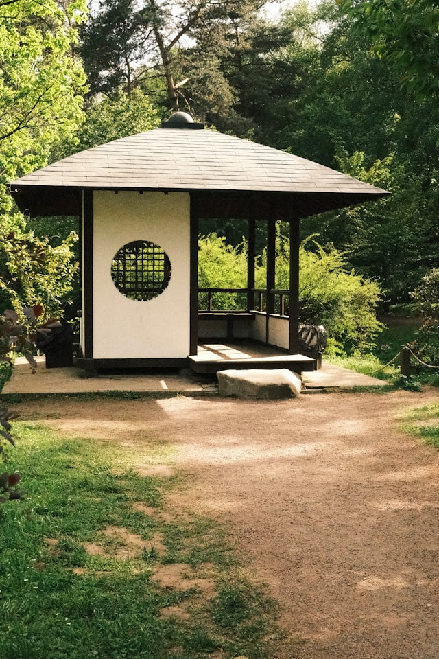 How to Use Privacy Curtains on Outdoor Gazebos
