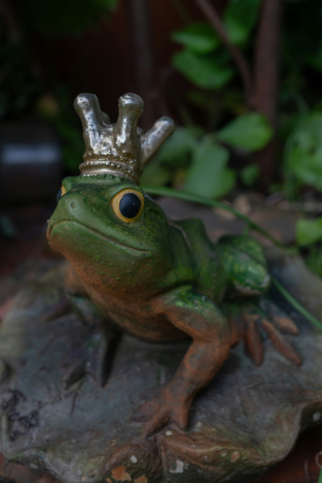 Frog Garden Statues with Solar Lights: Creative Ideas for Whimsical Outdoor Spaces