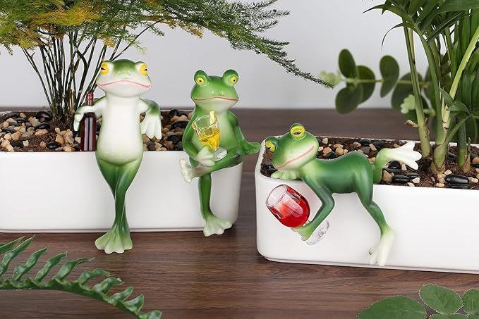 LAIDANLA Miniature Frog Figurines Funny Frog Garden Decor Outdoor Statue Plant Decorations for Garden Lawn Yard Ornament (Holding Wine Bottle)
