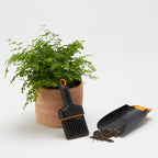 Fiskars Planting Soil Scoop and Brush Set Garden Tool for Indoor Gardening, Mess Control for Transplanting and Repotting, Made with Recycled Plastic