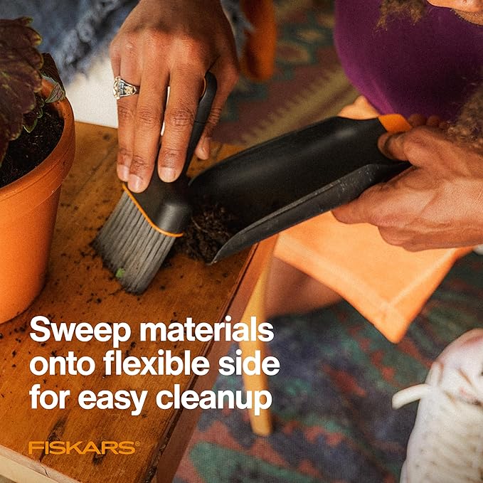 Fiskars Planting Soil Scoop and Brush Set Garden Tool for Indoor Gardening, Mess Control for Transplanting and Repotting, Made with Recycled Plastic