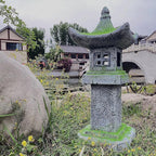Japanese Pagoda Statue Solar-Powered LED Light Moss-Covered Retro Miniature Tower Lantern Garden Decoration Figurines Solar Lamp Outdoor Asian Decoration Zen Courtyard Landscape 31.5’’High
